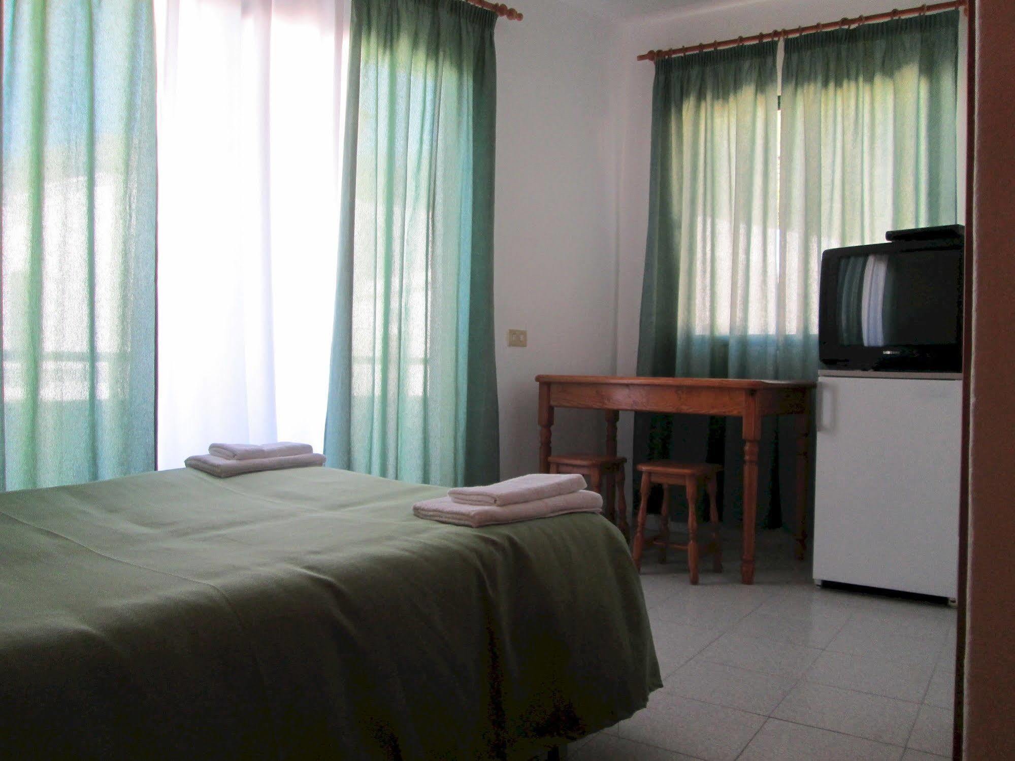 La Palma Hostel By Pension Central フエンカリエンテ・デ・ラ・パルマ エクステリア 写真